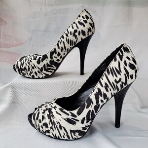 Audrey Brooke Black/White Animal Print Peep Toe Pumps 8.5 M 4.5" Heel Height